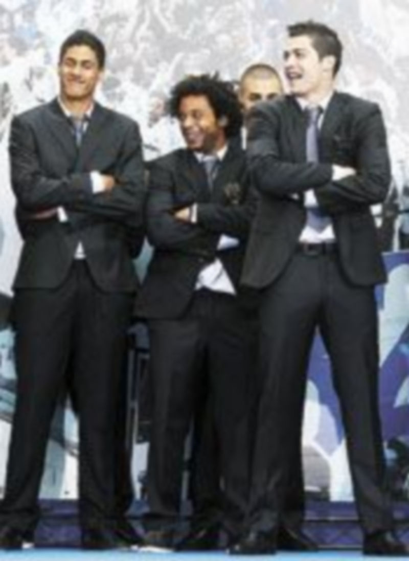 Sergio Ramos y Casillas mostraron el trofeo a los aficionados que se congregaron en la Puerta del Sol. /Reuters