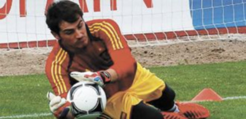 El arquero Íker Casillas se ejercita durante un entrenamiento de la selección española.