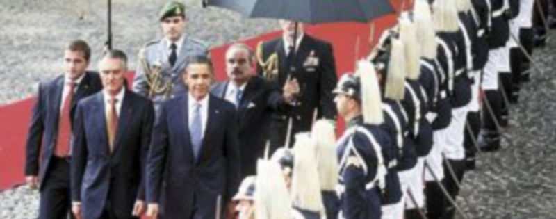 Barack Obama revisa la guardia de honor junto al presidente portugués