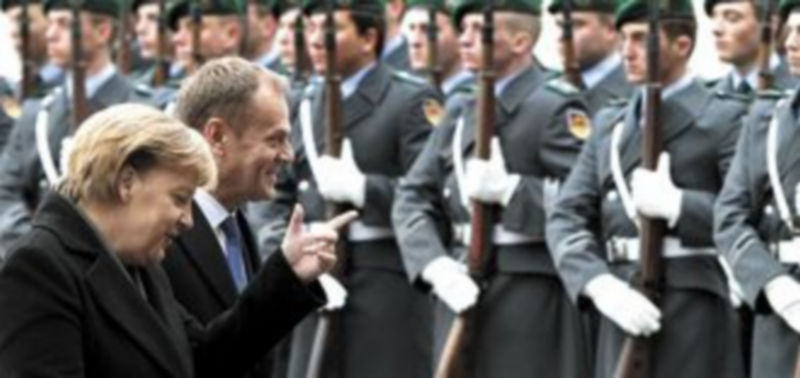 La canciller alemana Ángela Merkel y el primer ministro polaco Donald Tusk inspeccionan la Guardia de Honor en Berlín. / Efe
