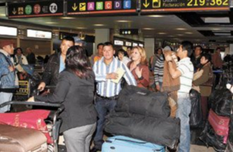 La paciencia de muchos afectados que se han quedado en tierra se va agotando poco a poco. / EFE