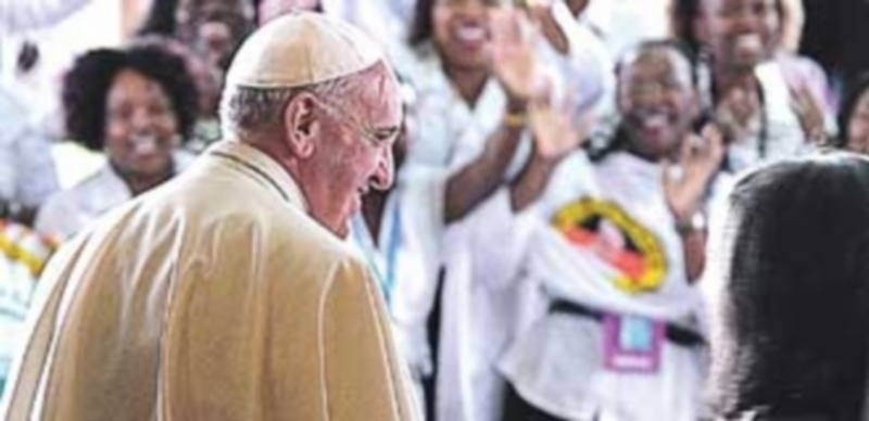 El papa Francisco (i) a su llegada a la Oficina de Naciones Unidas en Kenia. / Efe.