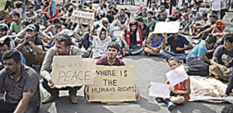 Miles de refugiados continúnan su periplo por Europa a la espera de ser reubicados según las cuotas fijadas por Bruselas. / EFE