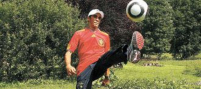 Alberto Contador quiso celebrar la victoria de España en el Mundial de fútbol durante la jornada de descanso del Tour. / Reuters