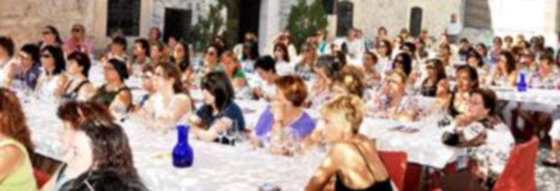 Las 139 mujeres participantes disfrutaron de un coloquio y de la degustación y cata de seis variedades de vino en la sede de Bodegas Zarraguilla. / El Adelantado