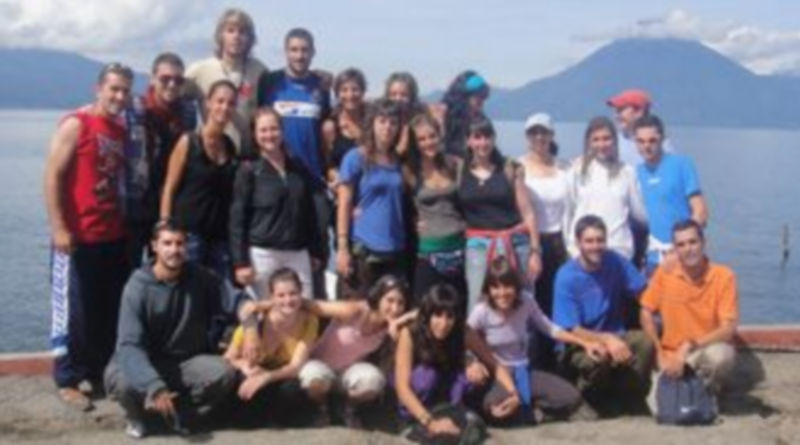 Javi Soto (agachado primero por la derecha) junto a los participantes en el proyecto que se llevó a cabo en la ciudad guatemalteca de Quetzaltenango. / El Adelantado