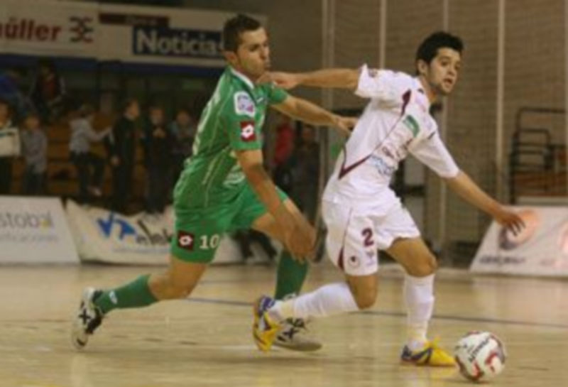 Pelea con un jugador del Triman Navarra por la posesión de la pelota. /Liga Nacional de Fútbol Sala