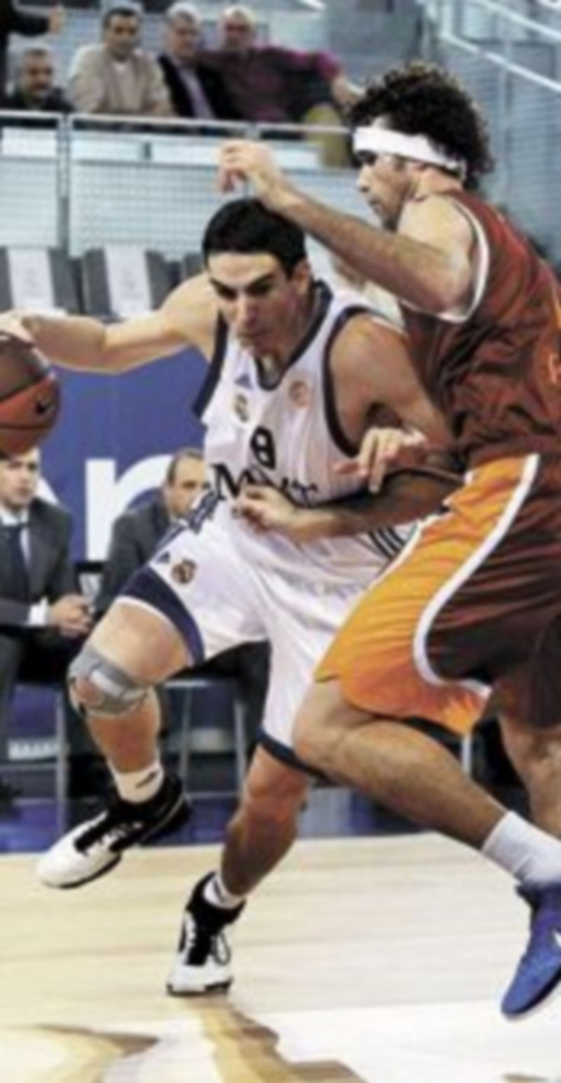 Carlos Suárez intenta superar al italiano Luigi Datome. / EFE