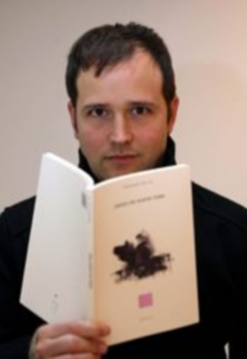 El escritor vallisoletano presentó ayer su último poemario./ Ical