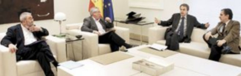 La reunión mantenida ayer en Moncloa entre el Gobierno y los sindicatos no dio resultados. / Efe