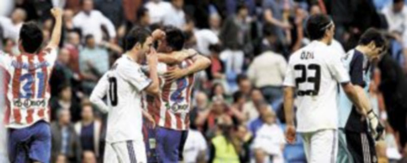 Los jugadores del Real Madrid abandonan el campo cabizbajos tras la derrota contra el bloque de Manolo Preciado. / Efe.