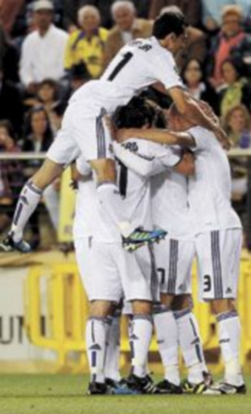 Los jugadores blancos felicitan a Cristiano Ronaldo por su gol. / Reuters