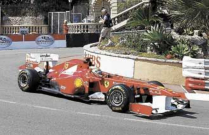 Alonso demostró su experiencia en el trazado urbano. / Reuters.