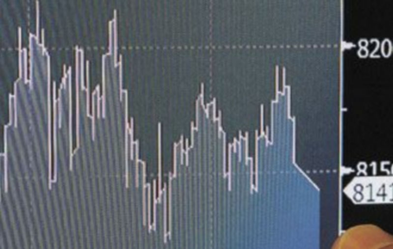 El principal indicador bursátil español se sitúa por debajo de los 8.200 puntos. / Efe