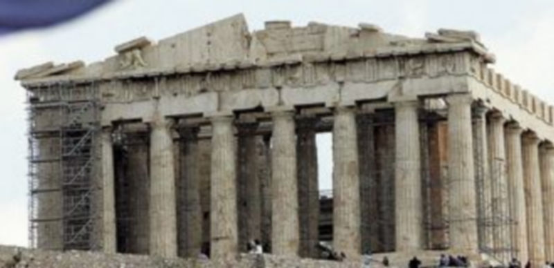 Una bandera europea ondea ante el Partenón en Atenas. / Orestis Panagiotou (EFE)