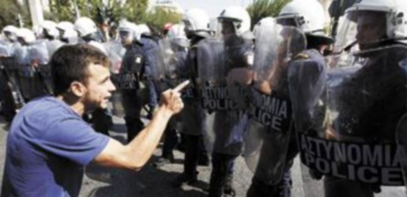 Los estudiantes helenos volvieron a salir a la calle como protesta por las medidas tomadas por el Ejecutivo de Papandréu. / Reuters.