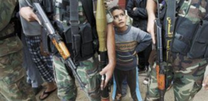 Un niño observa a las tropas palestinas