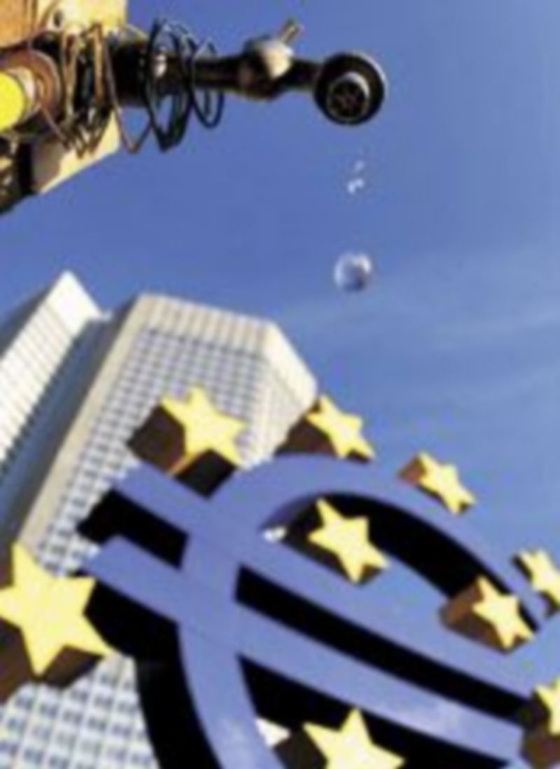 Un grifo del campamento de los ‘indignados’ gotea frente al BCE. / Efe