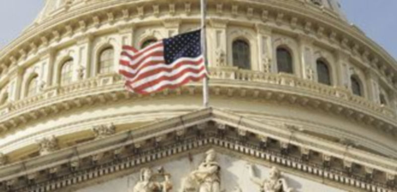 Una bandera estadounidense ondea a media asta en el Congreso de Washington