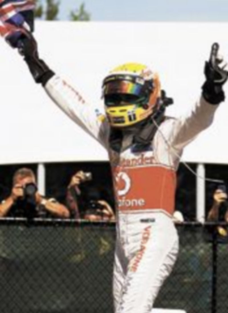 Hamilton celebra su victoria nada más bajarse del coche. / M. Belanger (Reuters)
