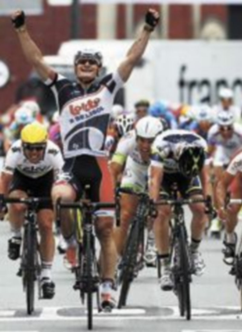 Greipel levanta los brazos en señal de triunfo en la línea de meta. / J.P. Pelissier (Reuters)