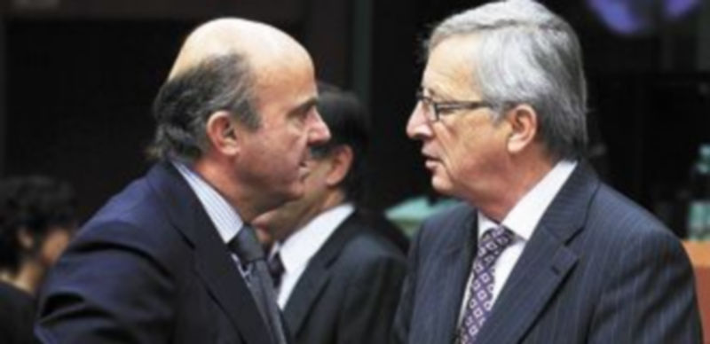 Luis de Guidos charla con Jean-Claude Juncker