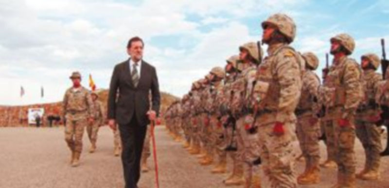 El jefe del Ejecutivo pasa revista a las tropas que se encuentran en Herat