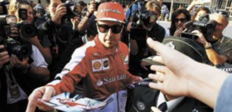 El piloto de Ferrari firmó autógrafos a los aficionados que acudieron al trazado para ver de cerca a sus ídolos. / Reuters