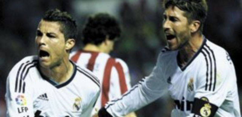 Cristiano se encaró con la grada rojiblanca y Sergio Ramos intentó detenerle. / Efe