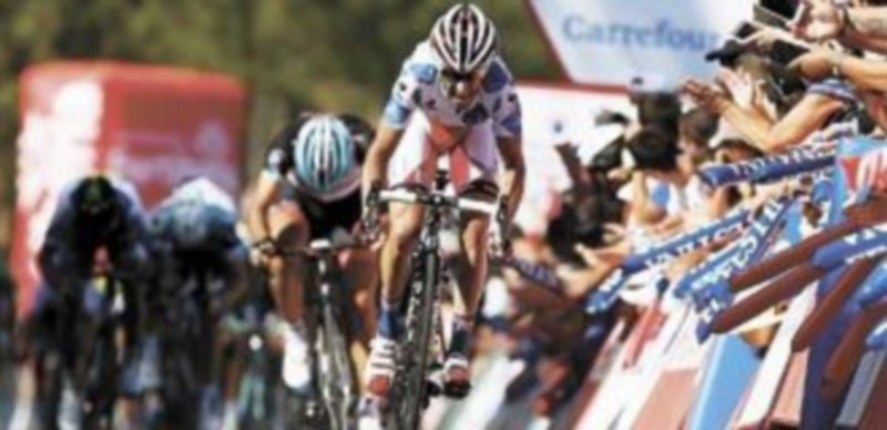 El corredor madrileño saltó como un cohete y se impuso por delante de Cancellara y Matthews. / Javier Lizón (Efe)