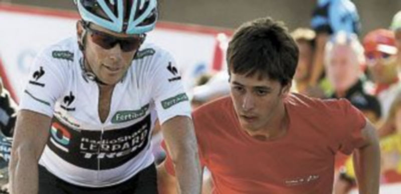 Horner rebasa la línea de meta y es ayudado por un asistente. / Efe