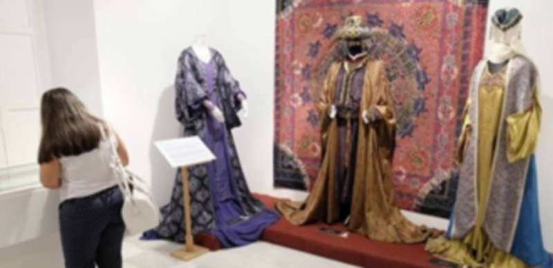 Tres trajes de los diecisiete que se muestran en esta exposición
