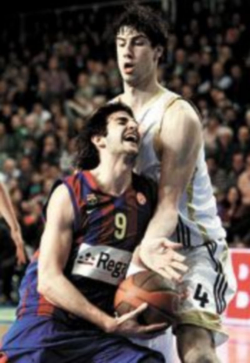 Ricky Rubio intenta entrar a canasta ante la defensa del croata Tomic. / Efe