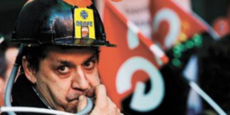 Un trabajador de Renfe toca el silbato durante la huelga de 24 horas convocada ayer en el AVE y los trenes de largo recorrido. / Reuters