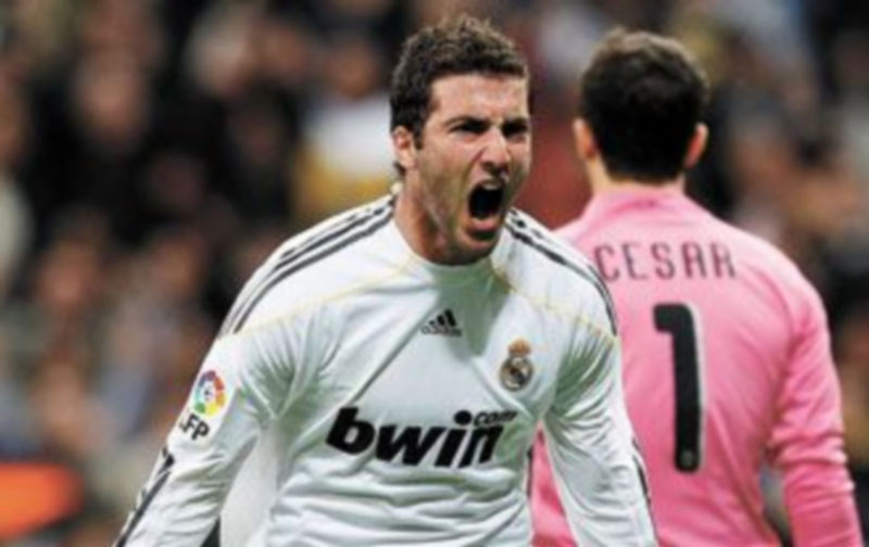 Higuaín festeja el tanto inicial ante la decepción del portero del Valencia