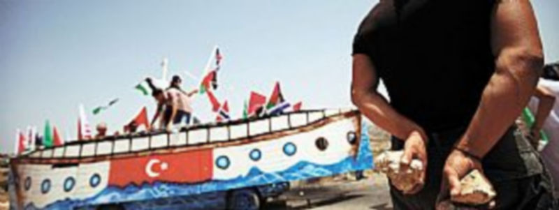 Un palestino sostiene piedras en previsión de choques con tropas israelíes en Gaza