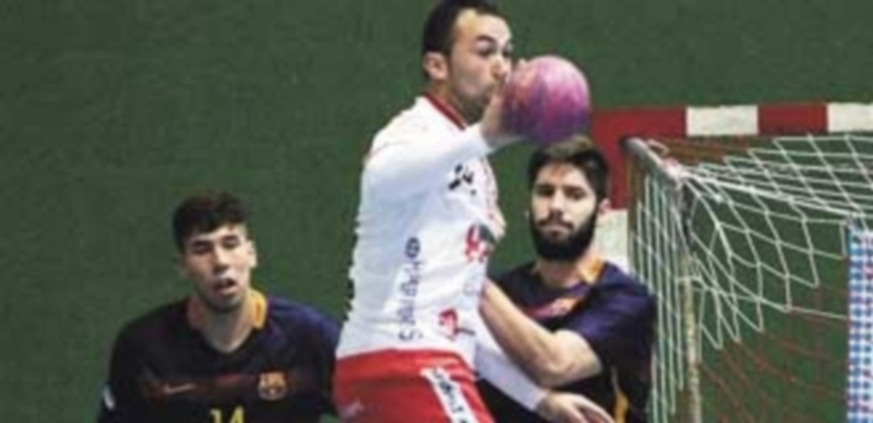 Carlos Villagrán deja la pelota a un compañero durante el partido que el Viveros Herol jugó ante el Barça B. / A. Rodríguez