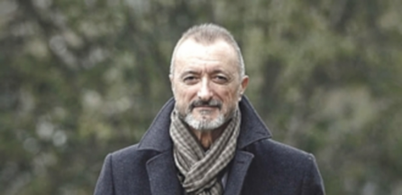 El escritor de novelas históricas Arturo Pérez-Reverte recibe el galardón como autor hispanoamericano más destacado. / EFE