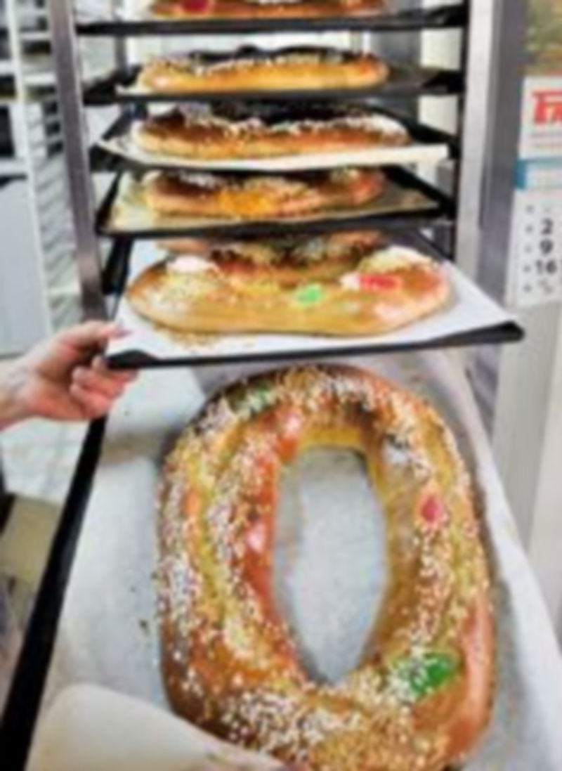 Hasta el sábado se seguirán vendiendo roscons de Reyes. / Kamarero