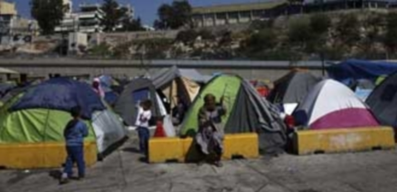 Un grupo de refugiados acampan en el puerto de Pireo