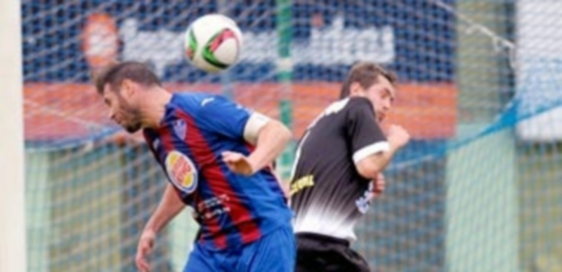 Roberto trata de imponerse en una acción a balón parado ante un defensor rival. / KAMARERO