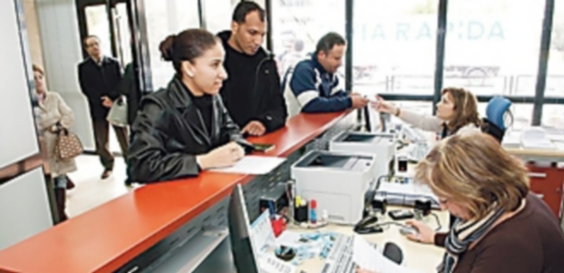 Algunos inmigrantes renuevan su inscripción en las oficinas municipales del padrón. / Europa Press