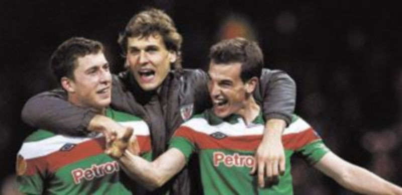 Los jugadores vascos celebran el importante y merecido triunfo ante el Manchester United