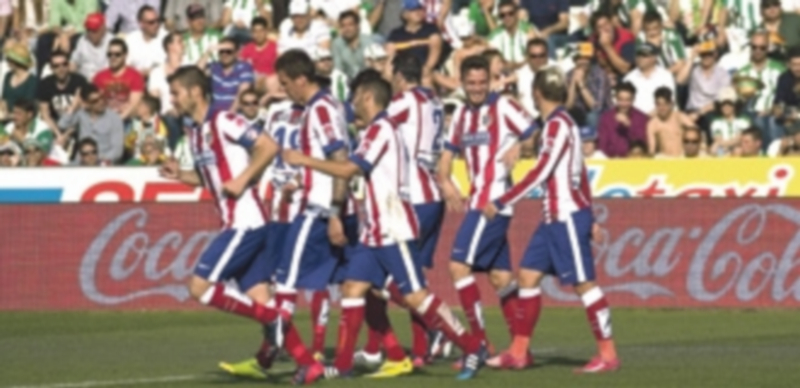 Triunfo sin sobresaltos 1 Griezmann (i) y Saúl (segundo por la izquierda) fueron los autores de los goles del Atlético de Madrid ante el Córdoba. / EFE