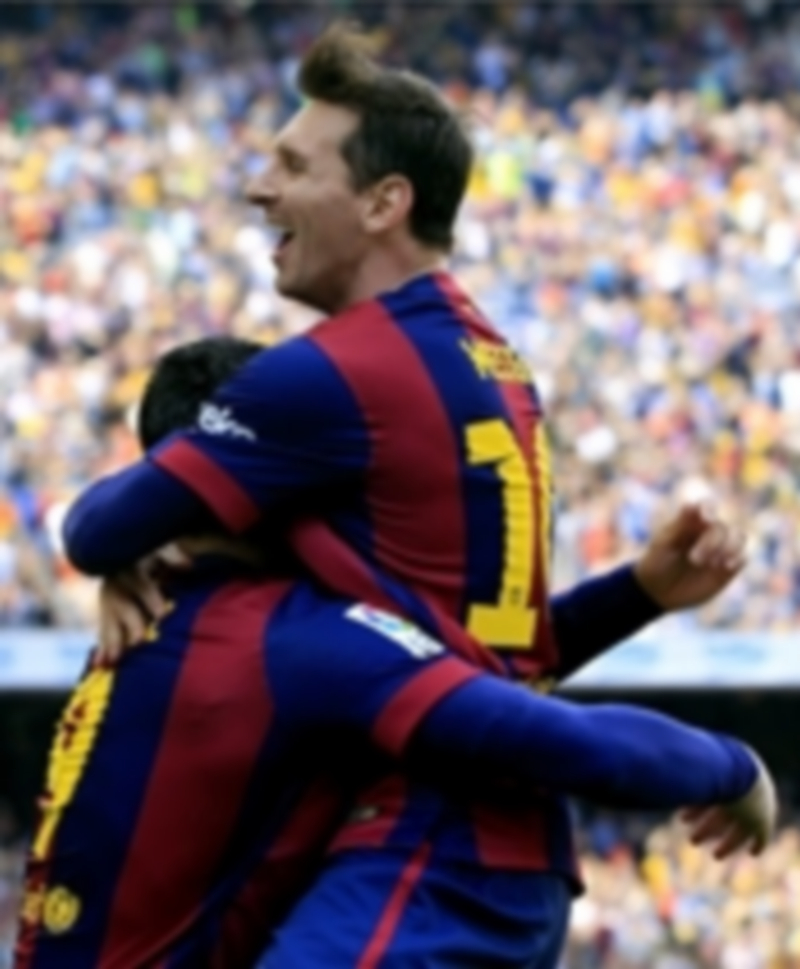 Suárez (izq) y Messi se abrazan tras el gol del uruguayo en el primer minuto. / EFE