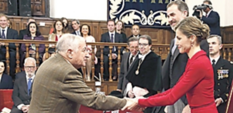 Juan Goytisolo saluda a la Reina Letizia tras recibir la medalla del Premio Cervantes de manos del Rey Felipe VI. / EFE