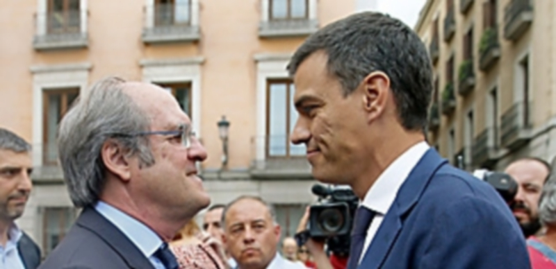 Sánchez afronta con tranquilidad las primarias para ser el candidato 1 Pedro Sánchez (d) saludando al también socialista Ángel Gabilondo. / Efe