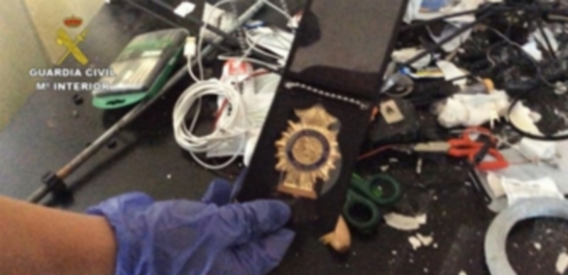 Parte del material intervenido por efectivos de la Guardia Civil madrileña en el transcurso de las detenciones. / Europa Press