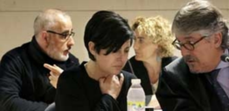 Alfonso Basterra y Rosario Porto junto a sus respectivos abogados durante una sesión del juicio en Santiago. / Efe