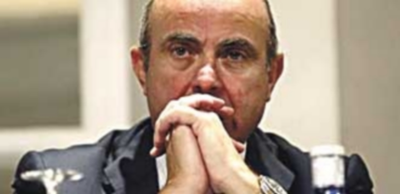 El PIB modera su avance trimestral al 0,8% tras acelerarse el consumo 1 El ministro de Economía